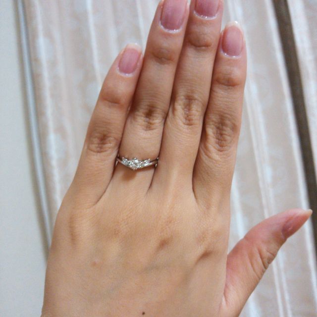 【アンジェリックフォセッテ(Angelique Fossette)の口コミ】 デザインがとても美しく、私の指によく似合ったため。0.21カラットでも、…
