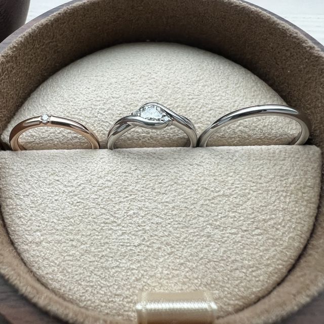 【COLANY(コラニー)の口コミ】 シンプルなデザインで色はピンクゴールドと決めていましたが、それにぴっ…