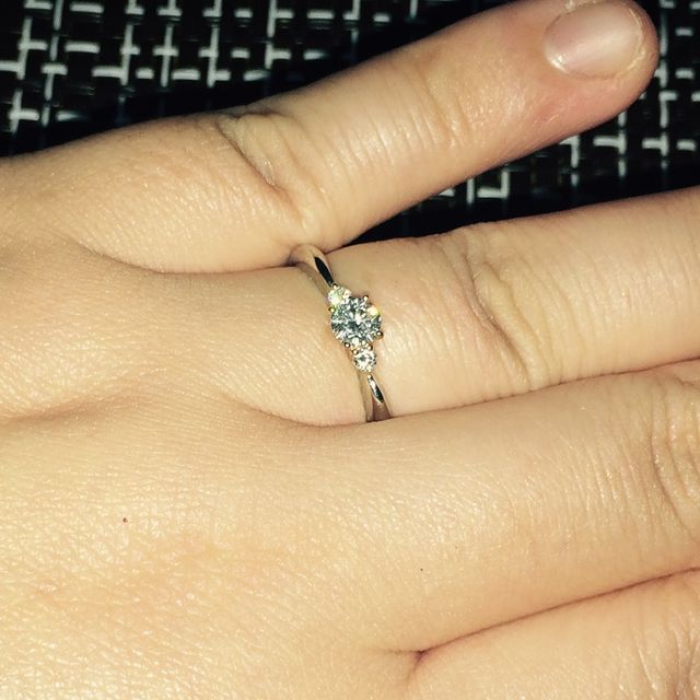 【festaria bijou SOPHIA(フェスタリア ビジュソフィア)の口コミ】 キラキラ輝くエンゲージリングに一目惚れで購入しました。横からみるとハ…