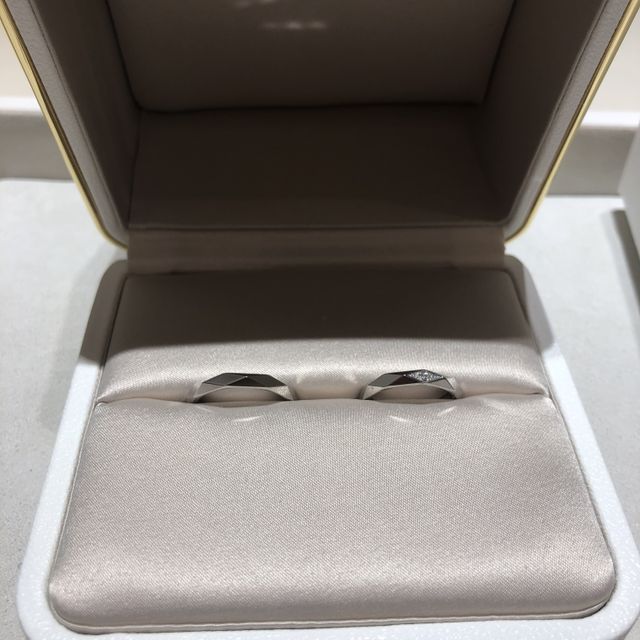 【ブシュロン(BOUCHERON)の口コミ】 なかなか見ないデザインに惹かれました。2人は全くのおそろいではなく、新…