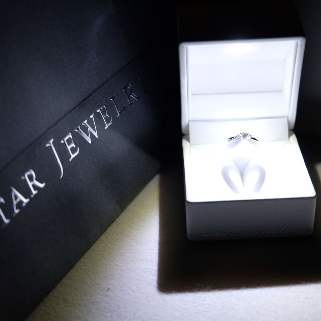 【STAR JEWELRY(スタージュエリー)の口コミ】 アームがウェーブかかっていて、真ん中に大きなダイアモンドが付いている…