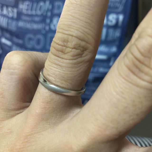 【4℃ BRIDAL(ヨンドシーブライダル)の口コミ】 シンプルなデザインで、職場にも着けて行きやすい。金額も10万円前後で購…