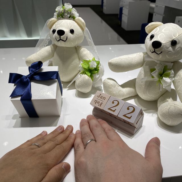 【4℃ BRIDAL(ヨンドシーブライダル)の口コミ】 私はダイヤが散りばめられたデザインを希望し、夫は艶消し加工のカッコい…