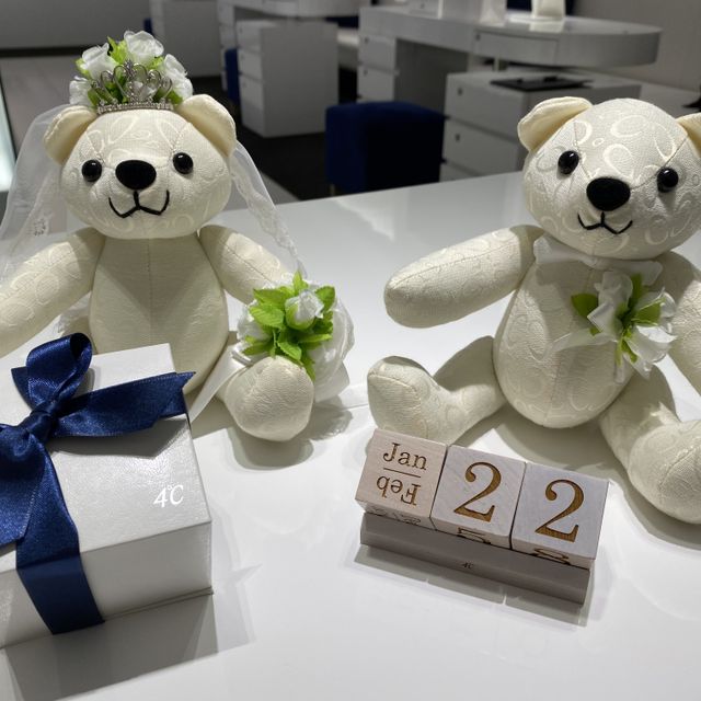 【4℃ BRIDAL(ヨンドシーブライダル)の口コミ】 私はダイヤが散りばめられたデザインを希望し、夫は艶消し加工のカッコい…