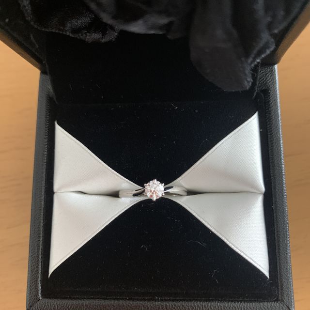 【エクセルコダイヤモンド(EXELCO DIAMOND)の口コミ】 ダイヤモンドの下の部分が自分のイニシャルのように見えるデザインだった…