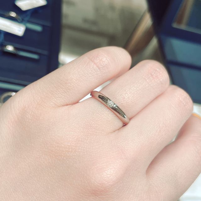 【ROYAL ASSCHER(ロイヤル・アッシャー)の口コミ】 スルッと入る着け心地がとても良かったです。
シンプルな定番の指輪なので…