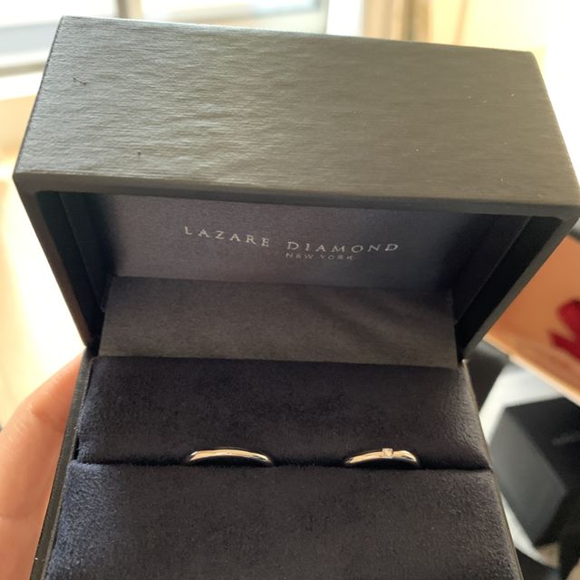 【ラザール ダイヤモンド(LAZARE DIAMOND)の口コミ】 婚約指輪もラザールで、彼がプレゼントしてくれました。婚約指輪に合わせ…