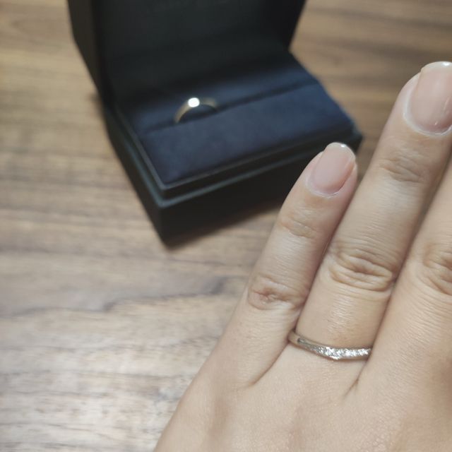 【ラザール ダイヤモンド(LAZARE DIAMOND)の口コミ】 素材はPt950
細身のデザインなので着け心地も軽め。
男性のペアリングの方…