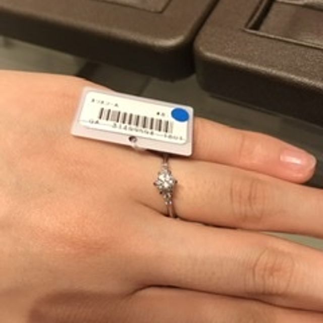 【アイプリモ(I-PRIMO)の口コミ】 センターダイヤモンドの横にメレダイヤモンドがついていて、存在感がある…