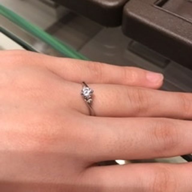 【アイプリモ(I-PRIMO)の口コミ】 センターダイヤモンドの横にメレダイヤモンドが1粒付いています。両サイド…