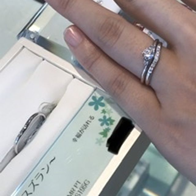 【Bridal Jewelry Fujita(ブライダルジュエリーフジタ)の口コミ】 結婚指輪と婚約指輪セットでつけると、2つの指輪の隙間がなく、とても手が…