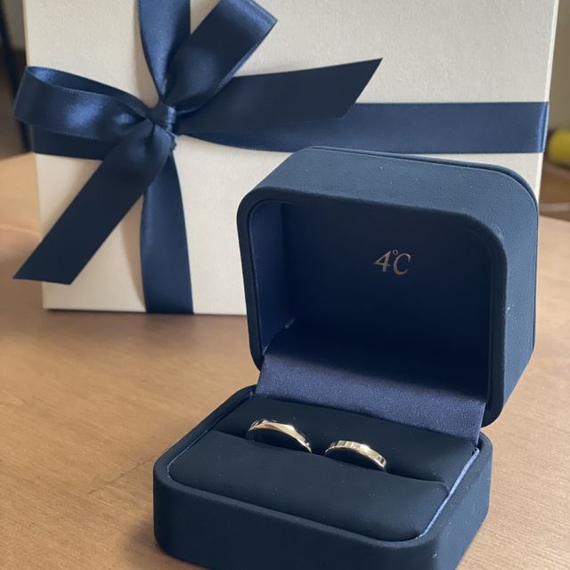 【4℃ BRIDAL(ヨンドシーブライダル)の口コミ】 2人でつけるものなので、シンプルなデザインで日常にも馴染むもの、ただお…
