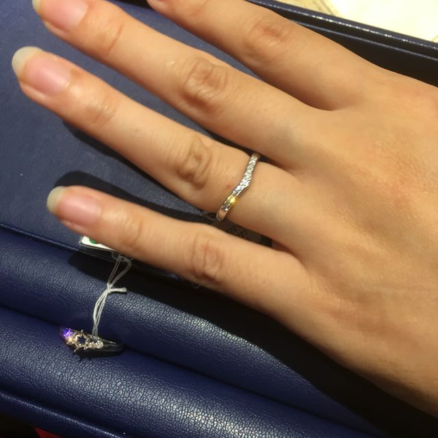 【銀座ダイヤモンドシライシの口コミ】 V字の細めで探していて、出来ればダイヤモンドがたくさん付いている指輪が…