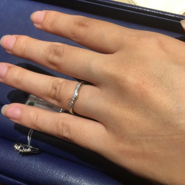 【銀座ダイヤモンドシライシの口コミ】 V字の細めで探していて、出来ればダイヤモンドがたくさん付いている指輪が…