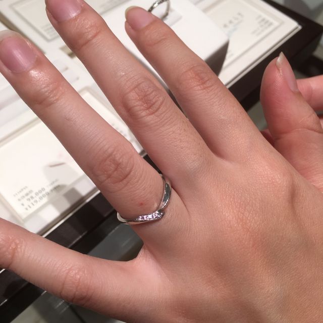 【俄(にわか)の口コミ】 エンゲージリングはひと花の桜が木に咲いたのをイメージし、マリッジリン…