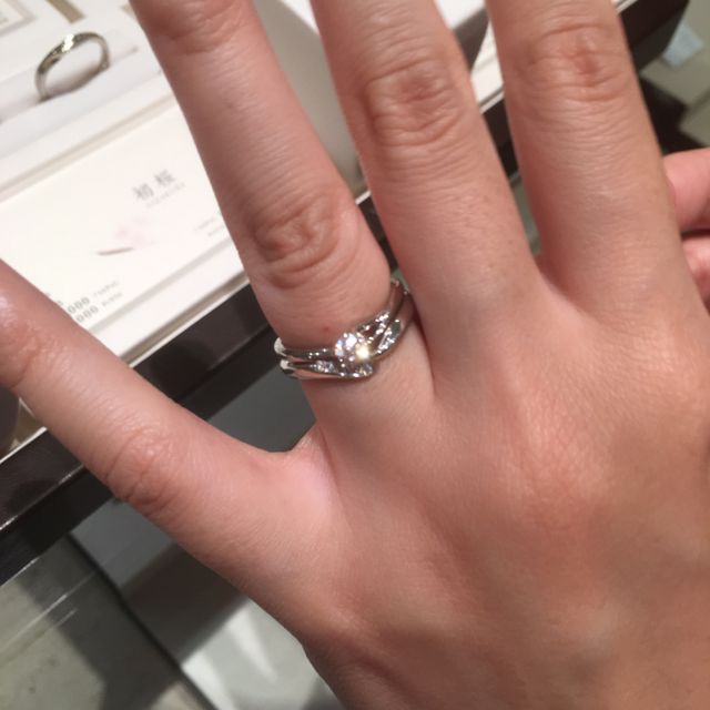 【俄(にわか)の口コミ】 エンゲージリングはひと花の桜が木に咲いたのをイメージし、マリッジリン…