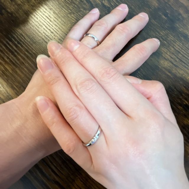 【銀座ダイヤモンドシライシの口コミ】 2人ともデザインは少し丸みのあるAnolyuを選びました。少し細めのデザイン…