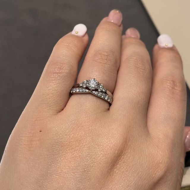 【ティファニー(Tiffany & Co.)の口コミ】 上のエンゲージリングと重ねた時に綺麗にはまるものを探していたところ、…