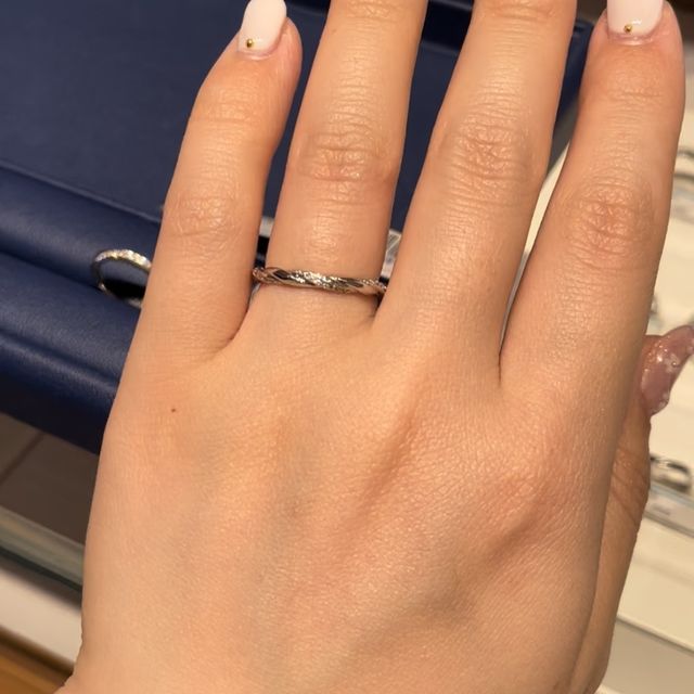 【銀座ダイヤモンドシライシの口コミ】 オンラインページで見ていて、ねじねじとしたデザインが珍しく気になって…