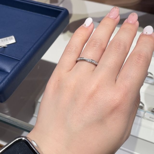 【銀座ダイヤモンドシライシの口コミ】 シンプルですが中央に斜めにラインが入っているデザインがめずらしく目に…