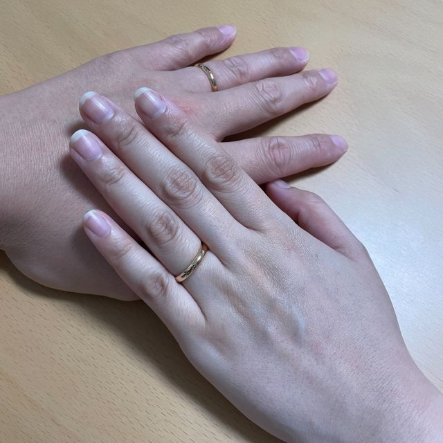 【カルティエ(Cartier)の口コミ】 婚約指輪はプラチナでしたが、結婚指輪についてはお互いの肌の色味から、…