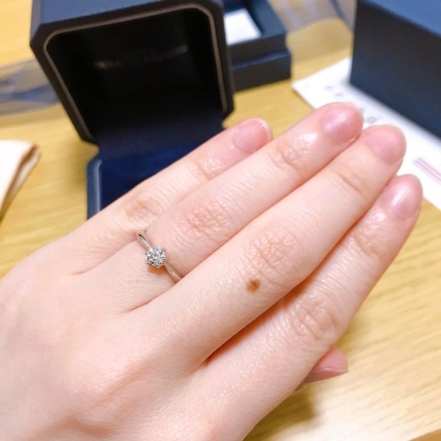 【銀座ダイヤモンドシライシの口コミ】 ダイヤモンドの質をこだわりました。
元々ダイヤモンドが映えるような6本…