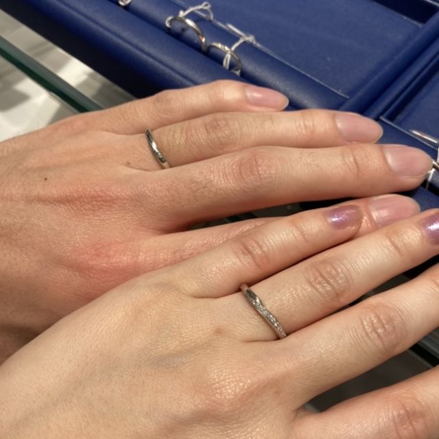 【銀座ダイヤモンドシライシの口コミ】 主にストレートタイプの結婚指輪を中心に探していましたが、お店のスタッ…