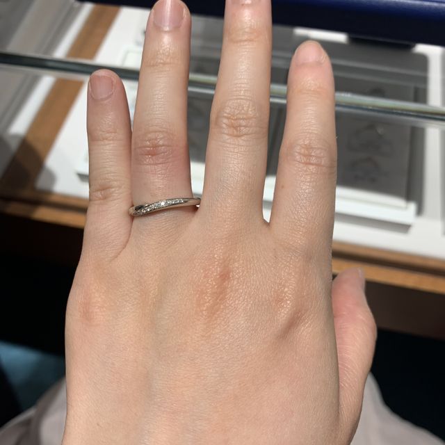 【銀座ダイヤモンドシライシの口コミ】 洗礼されたデザインとダイヤモンドの輝で決めました。
ウェーブのデザイン…