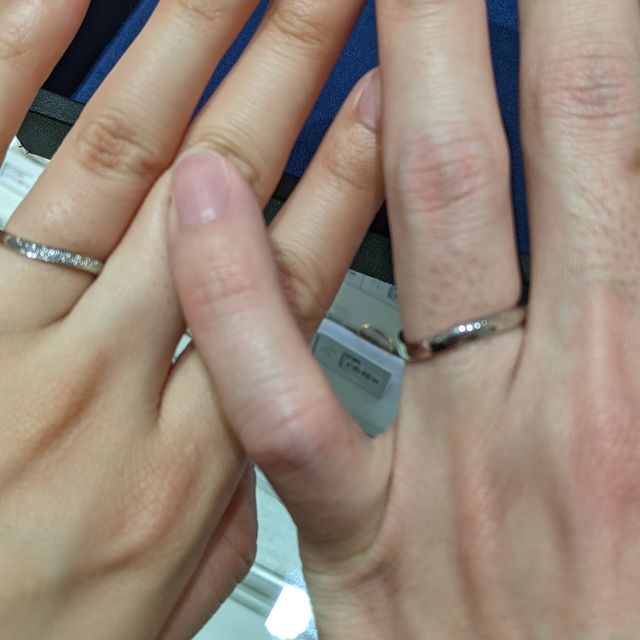 【4℃ BRIDAL(ヨンドシーブライダル)の口コミ】 シンプルなデザインで、どの年代になっても長くつけれられるようなものと…