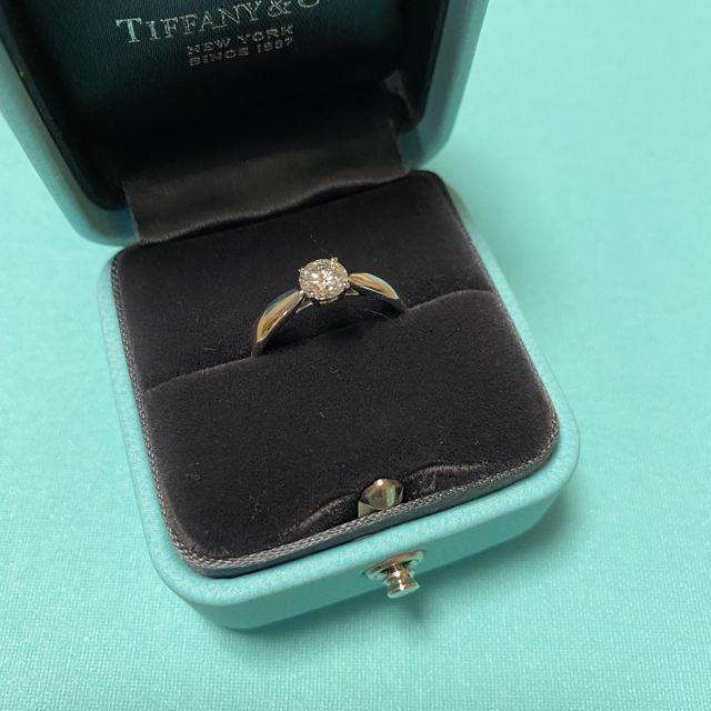 【ティファニー(Tiffany & Co.)の口コミ】 婚約指輪はティファニーが良いとずっと彼に言ってました。やっぱり女子の…