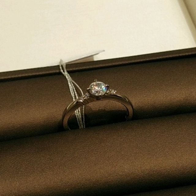 【アイプリモ(I-PRIMO)の口コミ】 シンプルながら、主張が強すぎないデザインと、品質の高いダイヤモンドと…