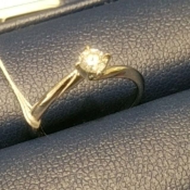 【銀座ダイヤモンドシライシの口コミ】 少なめの爪でダイヤモンドを支えるデザインで、ダイヤの特徴が全面に出て…