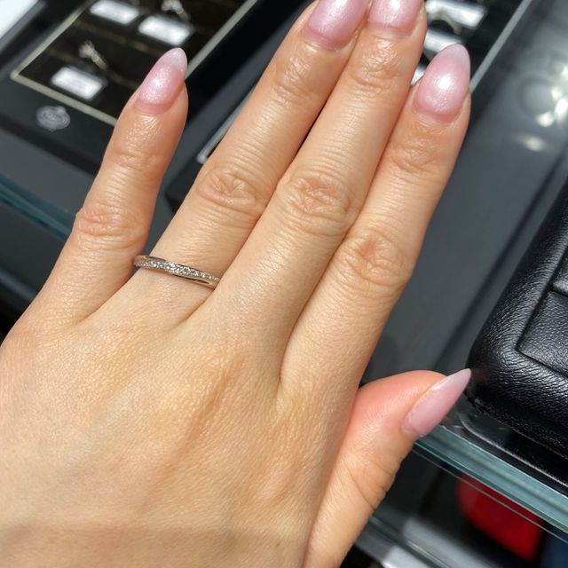 【エクセルコダイヤモンド(EXELCO DIAMOND)の口コミ】 細めの指輪で、着け心地が良かったです。このようなデザインはどこのお店…
