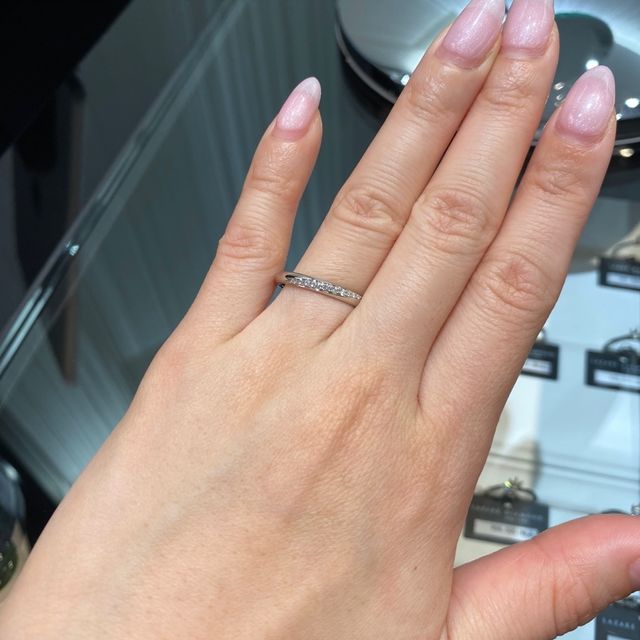 【ラザール ダイヤモンド(LAZARE DIAMOND)の口コミ】 今まで試着した中で1番しっくりきました。細すぎず、太すぎずのサイズで私…