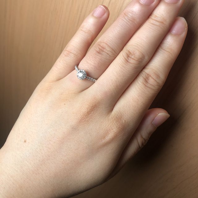 【銀座ダイヤモンドシライシの口コミ】 結婚指輪はシンプルなものなので、婚約指輪は華やかにしたいと思いこのデ…