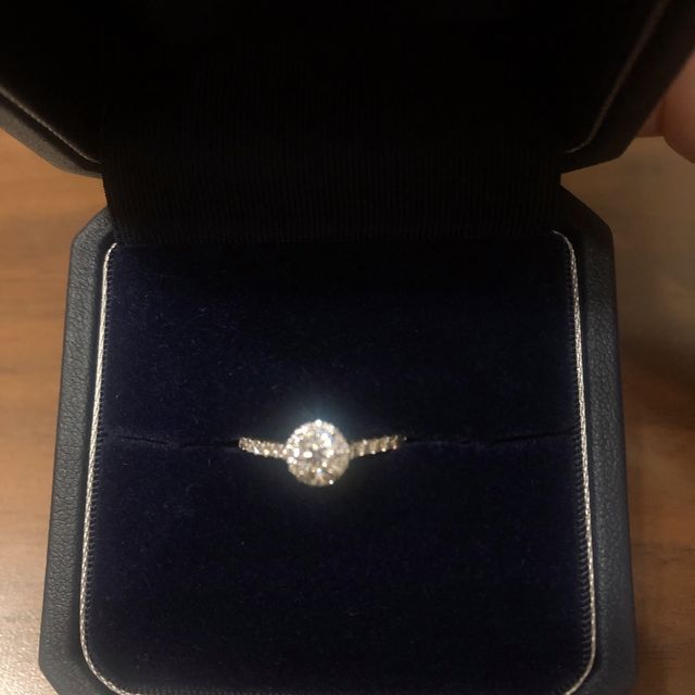 【銀座ダイヤモンドシライシの口コミ】 結婚指輪はシンプルなものなので、婚約指輪は華やかにしたいと思いこのデ…