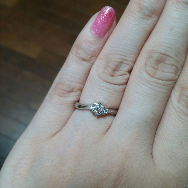 【4℃ BRIDAL(ヨンドシーブライダル)の口コミ】 婚約指輪と言えば立て爪のダイヤモンドリングですが、私は立て爪が苦手な…