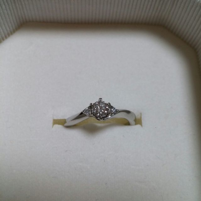 【4℃ BRIDAL(ヨンドシーブライダル)の口コミ】 婚約指輪と言えば立て爪のダイヤモンドリングですが、私は立て爪が苦手な…