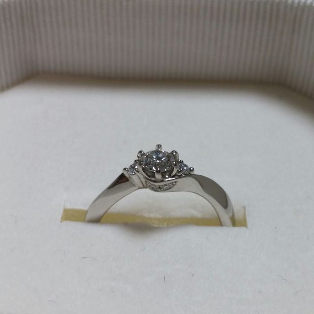 【4℃ BRIDAL(ヨンドシーブライダル)の口コミ】 婚約指輪と言えば立て爪のダイヤモンドリングですが、私は立て爪が苦手な…