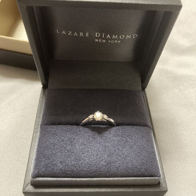 【ラザール ダイヤモンド(LAZARE DIAMOND)の口コミ】 リングがニューヨークの橋をイメージしており、シンプルな正面とユニーク…