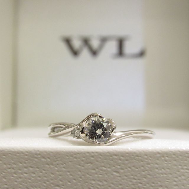 【輪-RIN-の口コミ】 このリングを見せてもらった時に彼女のイメージにピッタリ合うデザインの…