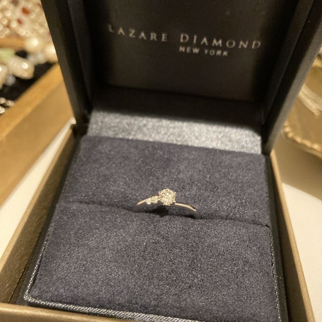 【ラザール ダイヤモンド(LAZARE DIAMOND)の口コミ】 デザインが気に入りました。細めでもしっかり主張がありダイヤがとてもキ…