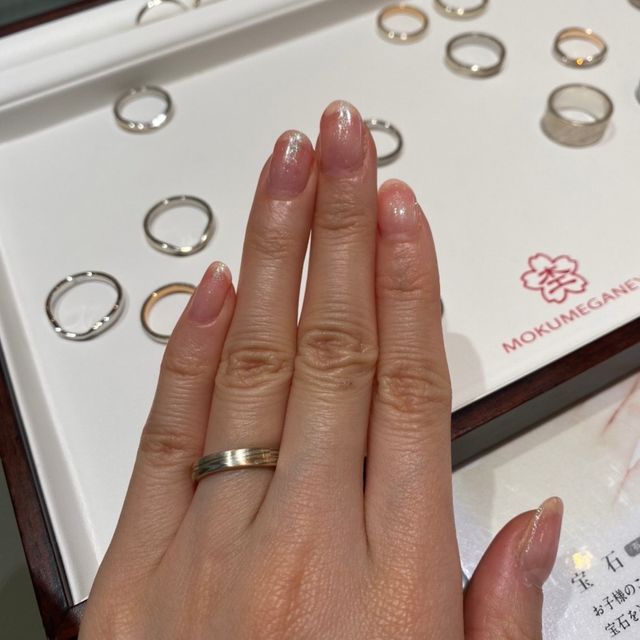【杢目金屋(もくめがねや)の口コミ】 結婚指輪を見に行きました。もくめがねのデザインも入っているものをつけ…