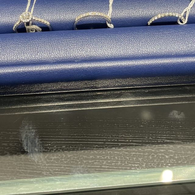 【銀座ダイヤモンドシライシの口コミ】 ハーフエタニティのデザインが気になっていて何種類か出していただきまし…