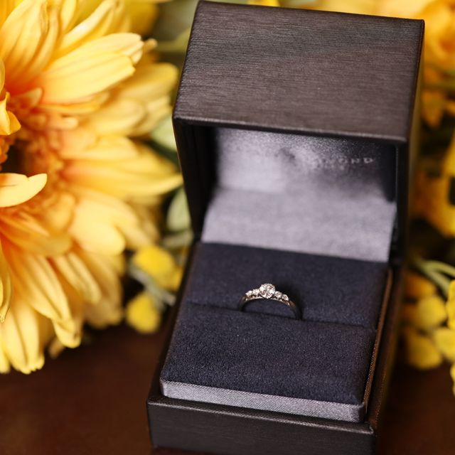 【ラザール ダイヤモンド(LAZARE DIAMOND)の口コミ】 婚約指輪は一粒ダイヤが定番ですが、他の人と被らないようなデザインがい…