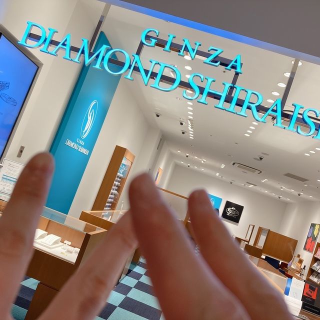 【銀座ダイヤモンドシライシの口コミ】 ストレートな形ですがダイヤモンドが斜めに埋められていてとても素敵でし…