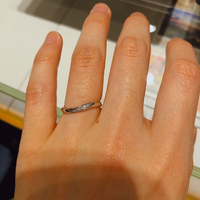 【銀座ダイヤモンドシライシの口コミ】 ストレートな形ですがダイヤモンドが斜めに埋められていてとても素敵でし…