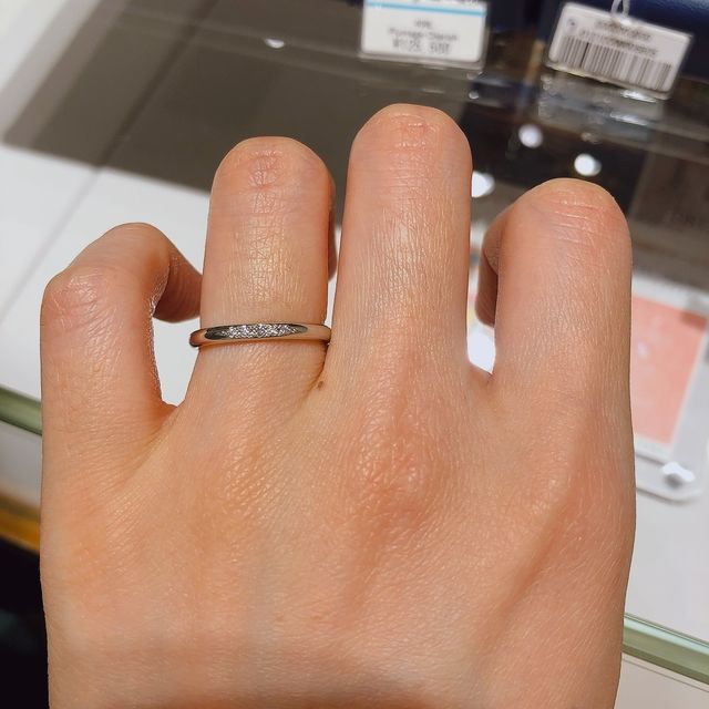 【銀座ダイヤモンドシライシの口コミ】 ストレートな形ですがダイヤモンドが斜めに埋められていてとても素敵でし…