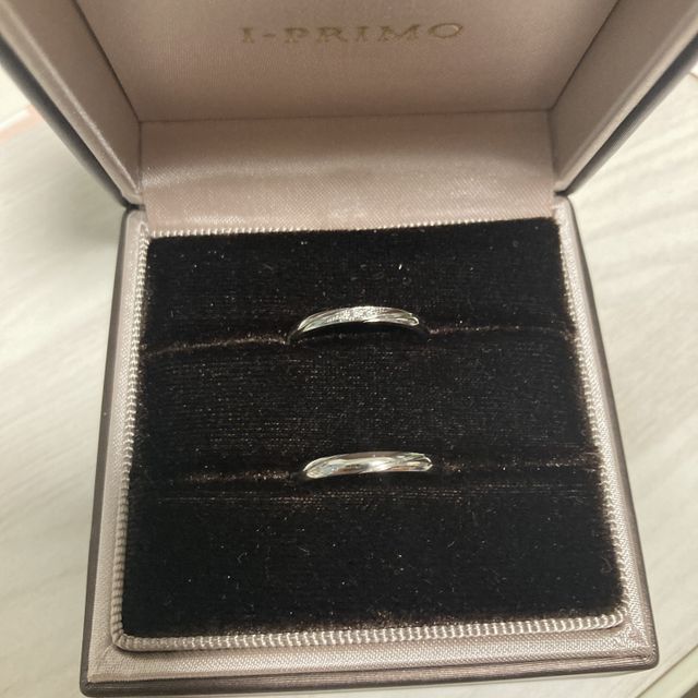 【アイプリモ(I-PRIMO)の口コミ】 婚約指輪がキラキラしている物だったので、結婚指輪はシンプルにしようと2…