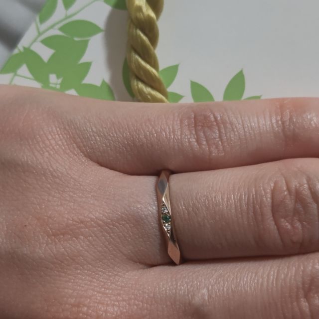 【宝寿堂(ほうじゅどう)の口コミ】 試着をする際に変わった
デザインで目にとまりました。

地金の変更や石の…